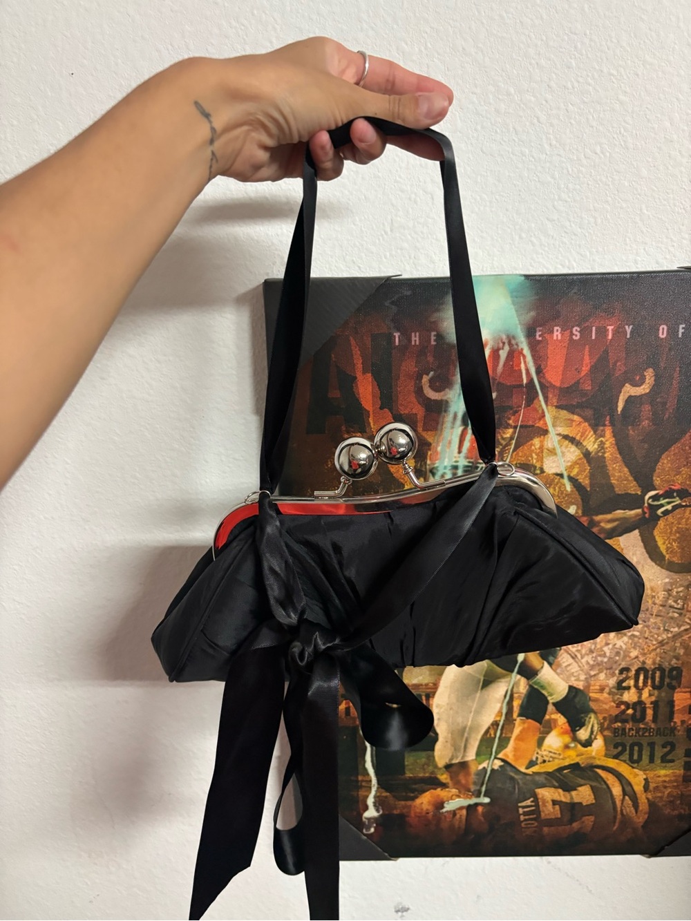 🖤 Vintage Black Satin Clutch w/ Kiss Lock & Versatile Ribbon Strap 🖤